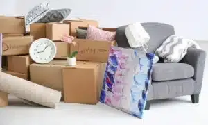 Per i mobili più piccoli e leggeri, come sedie, tavolini o librerie, è possibile utilizzare un furgone o un camioncino