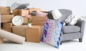 Per i mobili più piccoli e leggeri, come sedie, tavolini o librerie, è possibile utilizzare un furgone o un camioncino